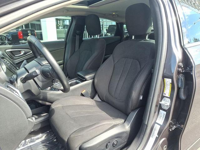 Photo of 2016 Granite Crystal Metallic Clearcoat Chrysler 200