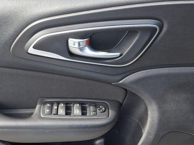 Photo of 2016 Granite Crystal Metallic Clearcoat Chrysler 200
