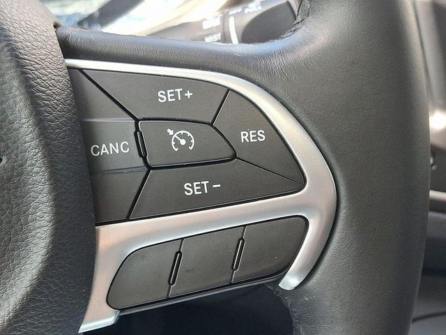 Photo of 2016 Granite Crystal Metallic Clearcoat Chrysler 200