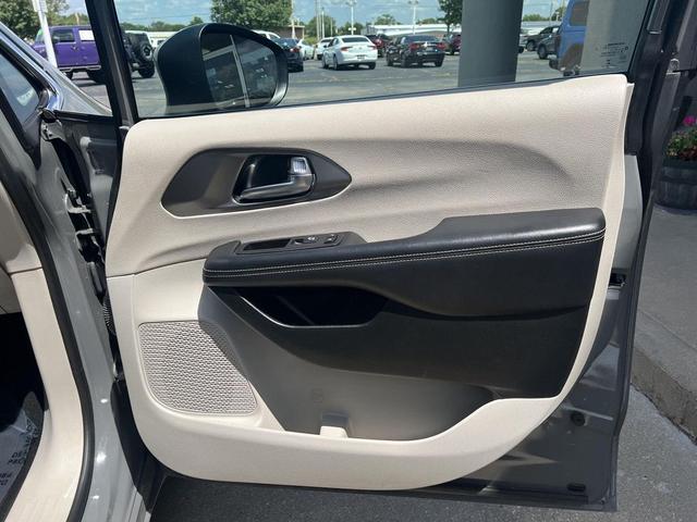 Photo of 2023 Ceramic Gray Clearcoat Chrysler Pacifica