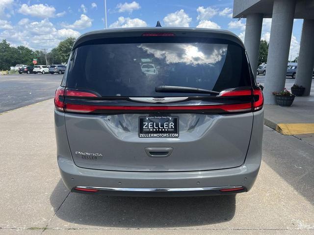 Photo of 2023 Ceramic Gray Clearcoat Chrysler Pacifica
