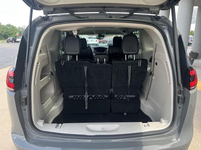 Photo of 2023 Ceramic Gray Clearcoat Chrysler Pacifica