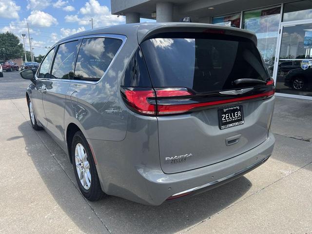 Photo of 2023 Ceramic Gray Clearcoat Chrysler Pacifica