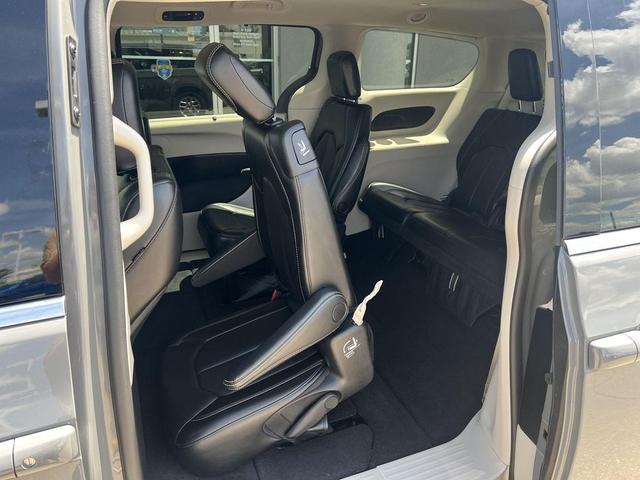 Photo of 2023 Ceramic Gray Clearcoat Chrysler Pacifica