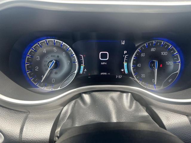Photo of 2023 Ceramic Gray Clearcoat Chrysler Pacifica