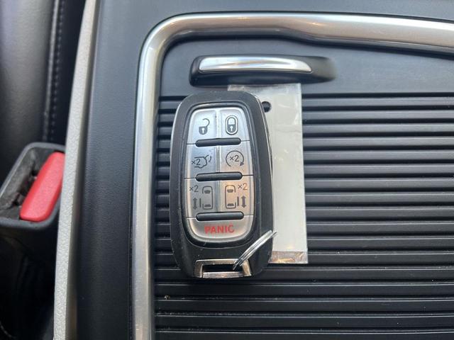 Photo of 2023 Ceramic Gray Clearcoat Chrysler Pacifica