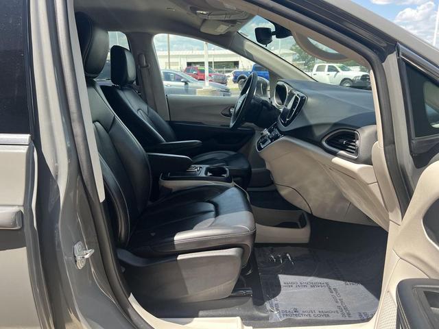 Photo of 2023 Ceramic Gray Clearcoat Chrysler Pacifica