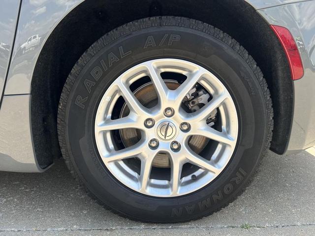 Photo of 2023 Ceramic Gray Clearcoat Chrysler Pacifica