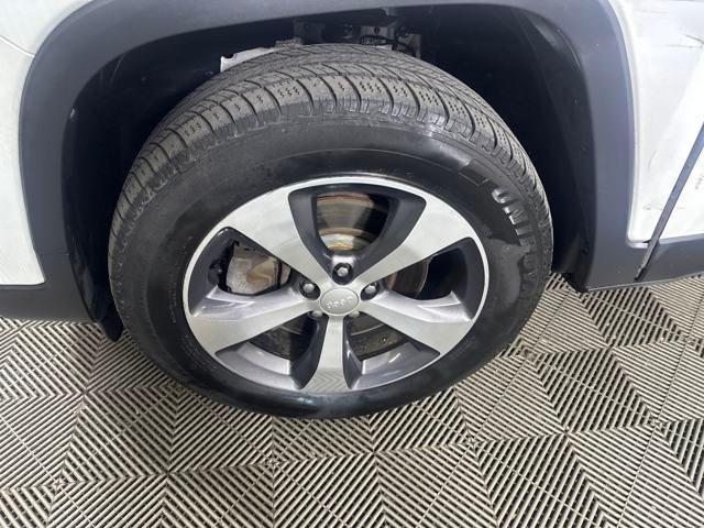 Photo of 2019 Bright White Clearcoat Jeep Cherokee