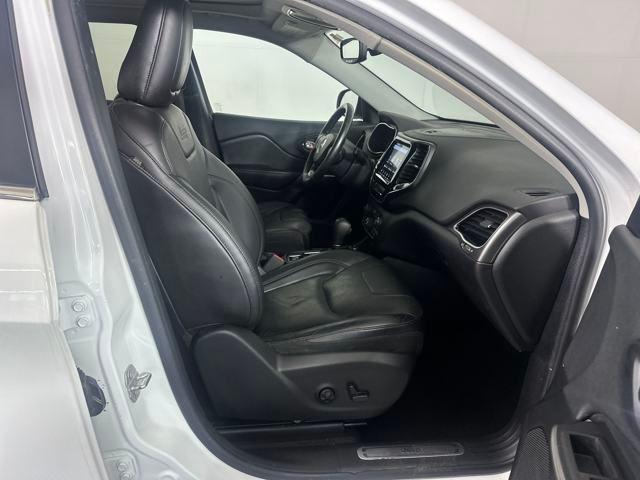 Photo of 2019 Bright White Clearcoat Jeep Cherokee