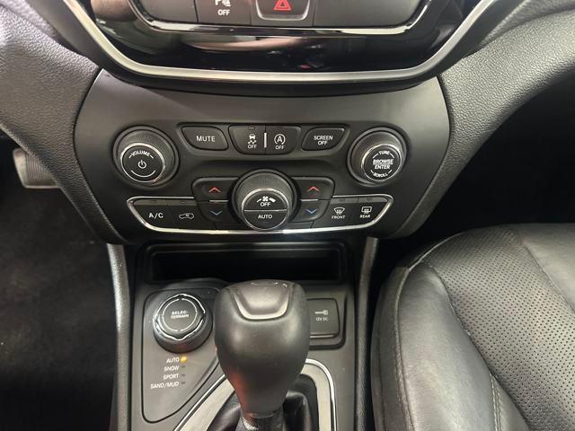 Photo of 2019 Bright White Clearcoat Jeep Cherokee