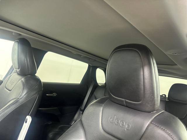 Photo of 2019 Bright White Clearcoat Jeep Cherokee