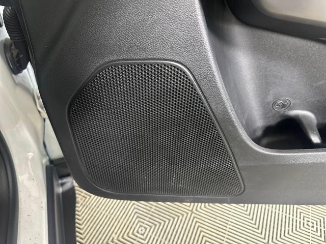 Photo of 2019 Bright White Clearcoat Jeep Cherokee
