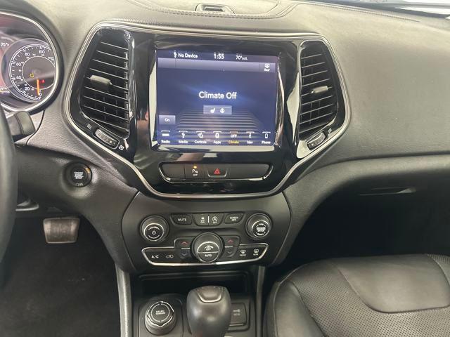 Photo of 2019 Bright White Clearcoat Jeep Cherokee