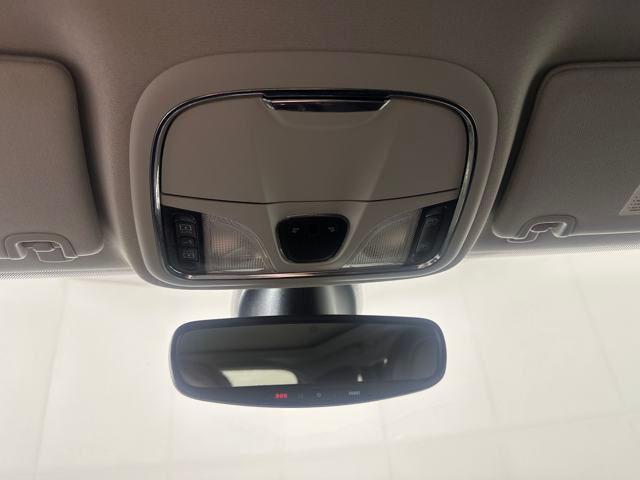 Photo of 2019 Bright White Clearcoat Jeep Cherokee