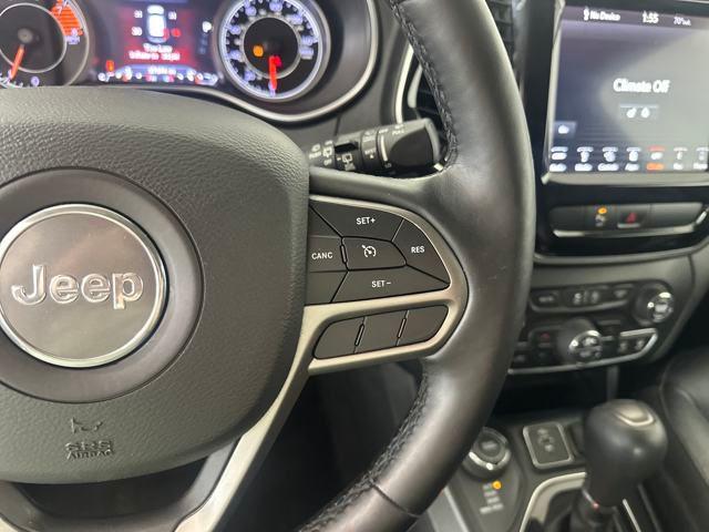 Photo of 2019 Bright White Clearcoat Jeep Cherokee