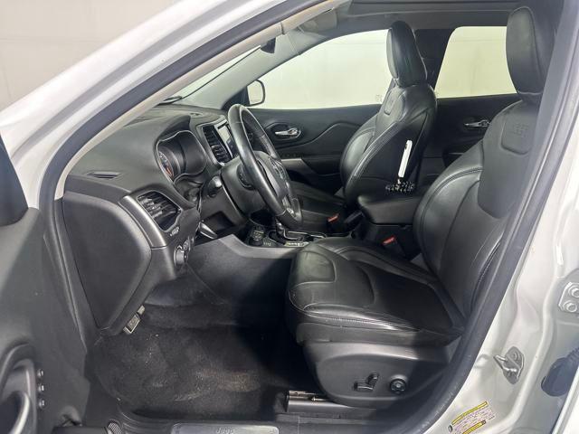 Photo of 2019 Bright White Clearcoat Jeep Cherokee