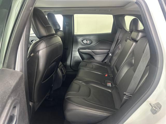 Photo of 2019 Bright White Clearcoat Jeep Cherokee