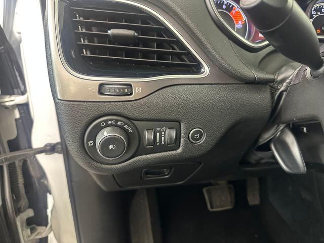 Photo of 2019 Bright White Clearcoat Jeep Cherokee