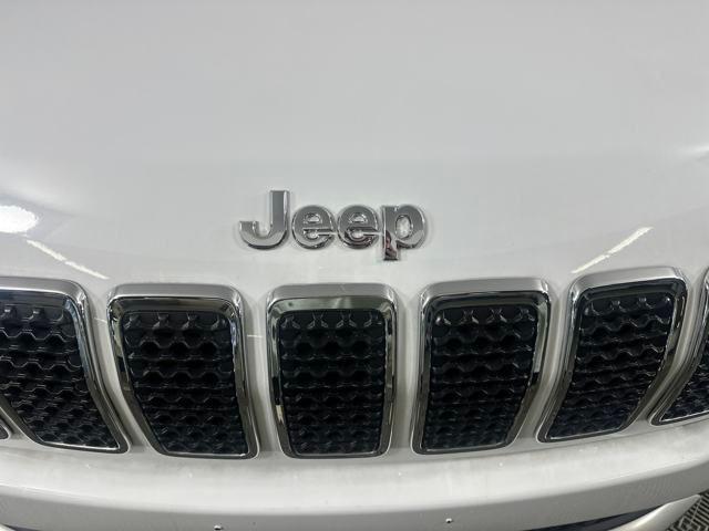 Photo of 2019 Bright White Clearcoat Jeep Cherokee