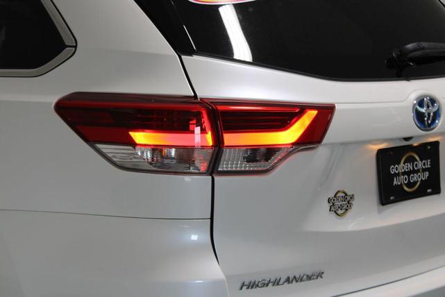 Photo of 2018 Blizzard Pearl Toyota Highlander Hybrid