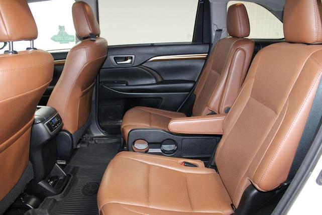 Photo of 2018 Blizzard Pearl Toyota Highlander Hybrid