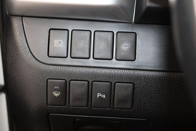 Photo of 2018 Blizzard Pearl Toyota Highlander Hybrid