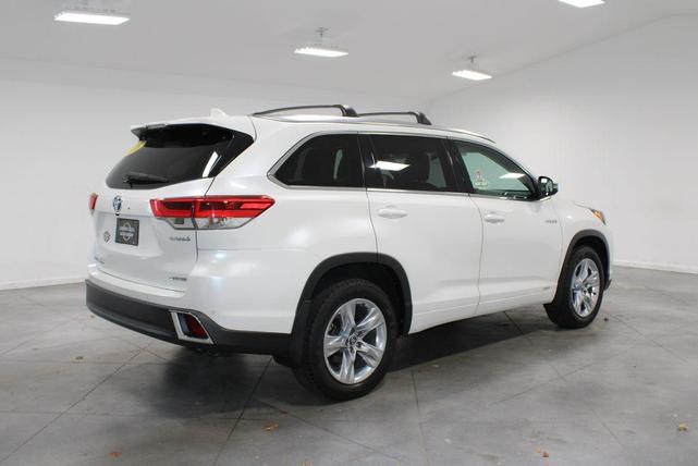 Photo of 2018 Blizzard Pearl Toyota Highlander Hybrid