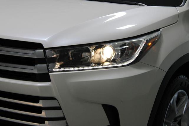 Photo of 2018 Blizzard Pearl Toyota Highlander Hybrid