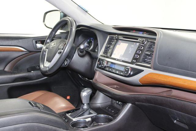 Photo of 2018 Blizzard Pearl Toyota Highlander Hybrid