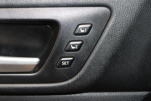 Photo of 2018 Blizzard Pearl Toyota Highlander Hybrid