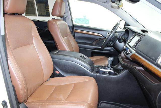 Photo of 2018 Blizzard Pearl Toyota Highlander Hybrid