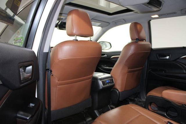 Photo of 2018 Blizzard Pearl Toyota Highlander Hybrid
