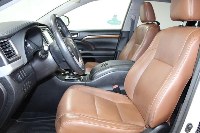 Photo of 2018 Blizzard Pearl Toyota Highlander Hybrid