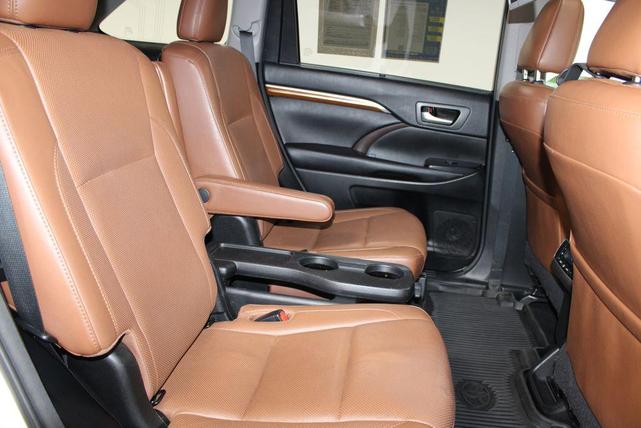 Photo of 2018 Blizzard Pearl Toyota Highlander Hybrid