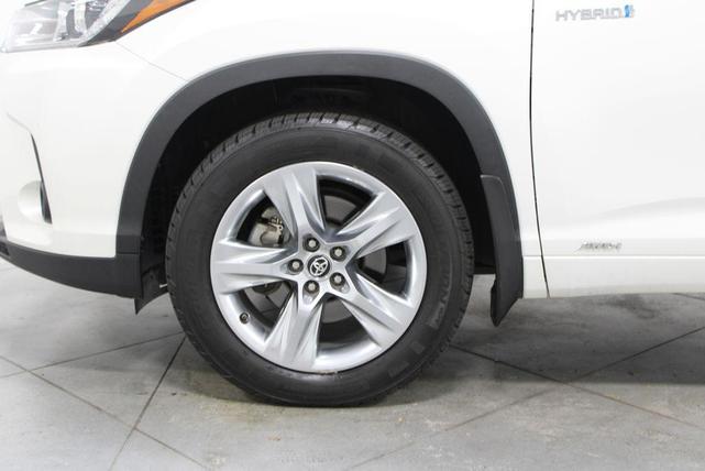 Photo of 2018 Blizzard Pearl Toyota Highlander Hybrid