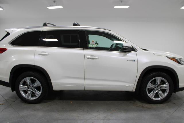 Photo of 2018 Blizzard Pearl Toyota Highlander Hybrid
