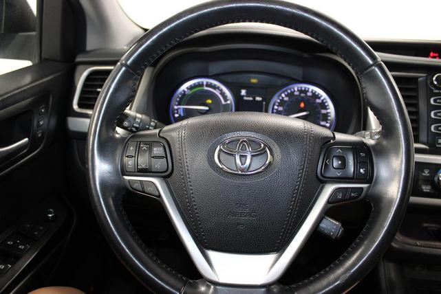 Photo of 2018 Blizzard Pearl Toyota Highlander Hybrid