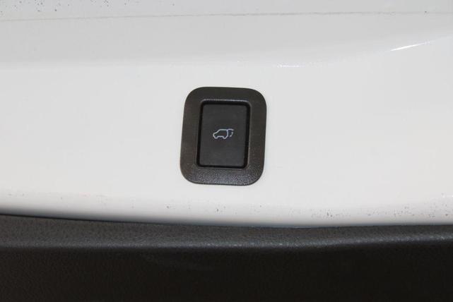 Photo of 2018 Blizzard Pearl Toyota Highlander Hybrid