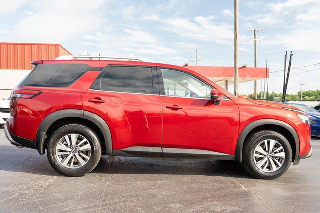 Photo of 2022 Scarlet Ember Tintcoat Nissan Pathfinder