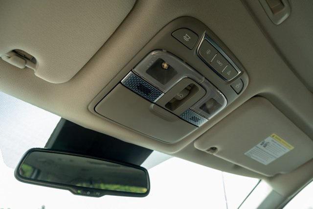 Photo of 2022 Glacial White Pearl Kia Telluride