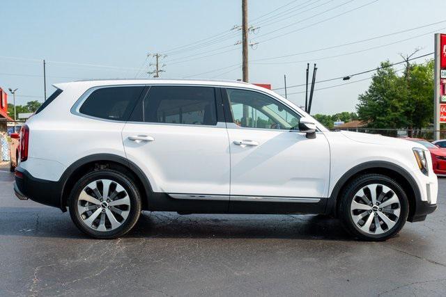 Photo of 2022 Glacial White Pearl Kia Telluride
