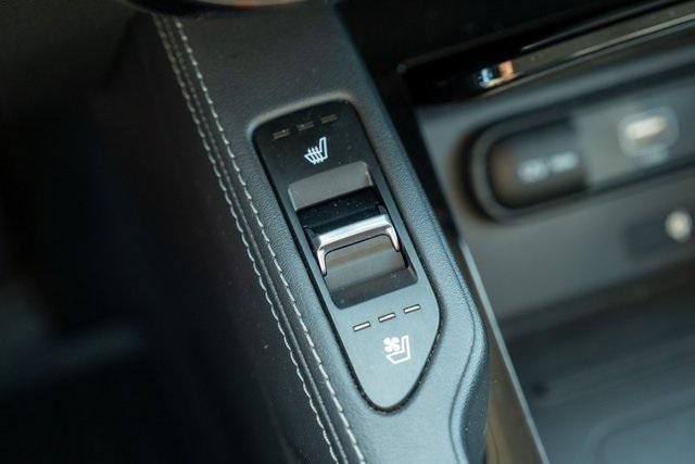 Photo of 2022 Glacial White Pearl Kia Telluride