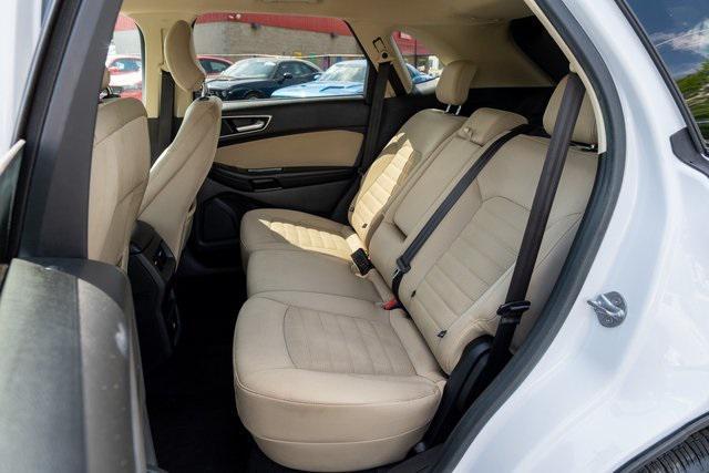 Photo of 2016 Oxford White Ford Edge