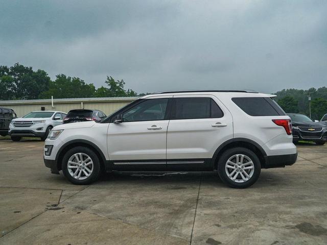 Photo of 2017 White Platinum Clearcoat Metallic Ford Explorer
