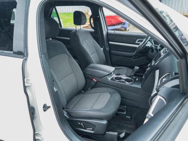 Photo of 2017 White Platinum Clearcoat Metallic Ford Explorer