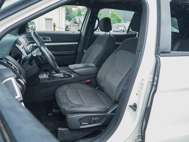 Photo of 2017 White Platinum Clearcoat Metallic Ford Explorer