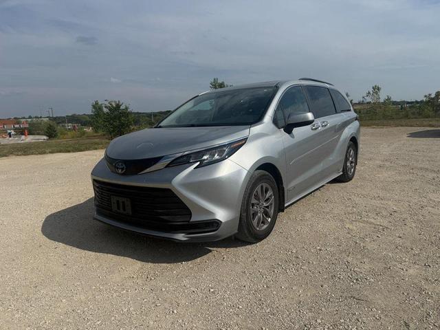 Photo of 2021 Celestial Silver Metallic Toyota Sienna