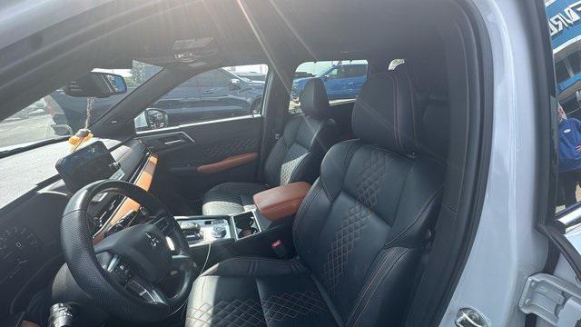 Photo of 2022 White Diamond Mitsubishi Outlander