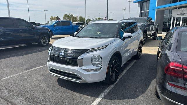 Photo of 2022 White Diamond Mitsubishi Outlander